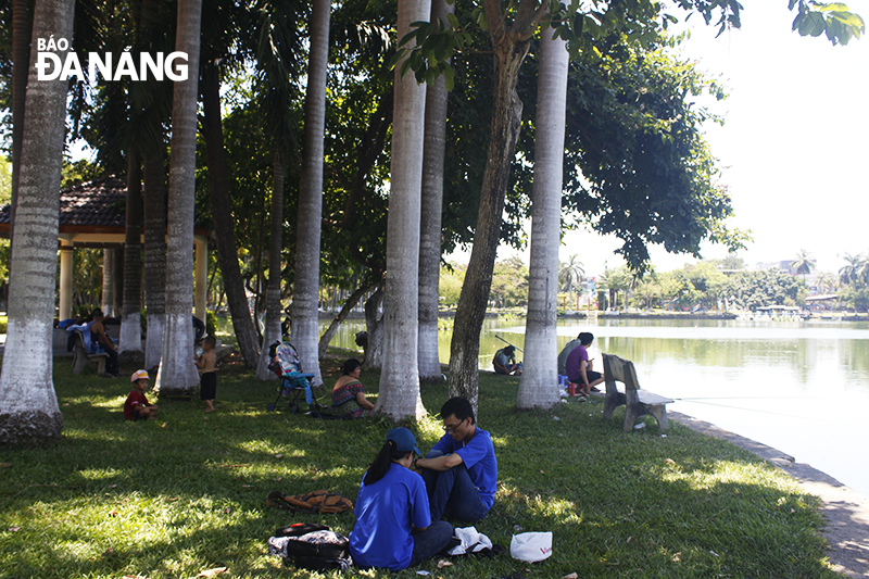 People sitting in the shade in the 29 March Park