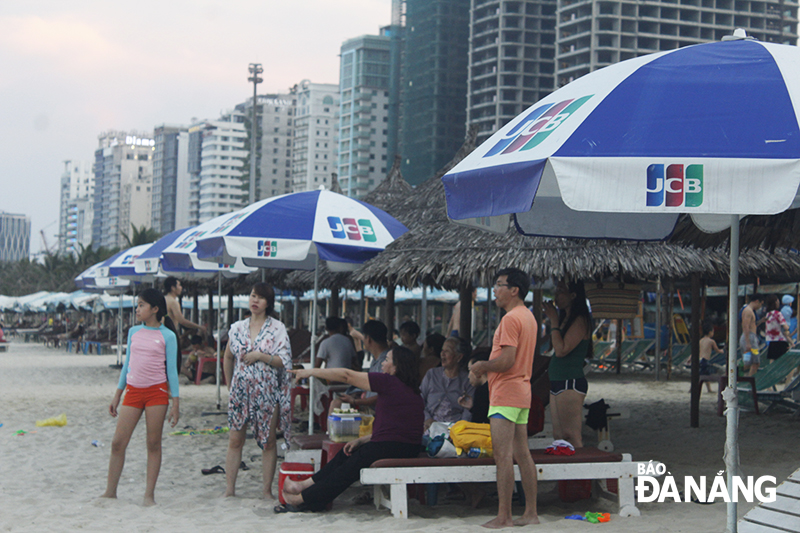 In the afternoons, the My Khe and Pham Van Dong beaches are always crowded with beach-goers. 