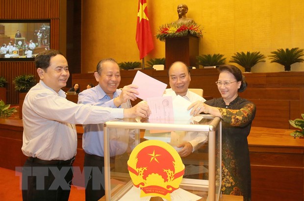 Thủ tướng Nguyễn Xuân Phúc, Chủ tịch Quốc hội Nguyễn Thị Kim Ngân và các đại biểu bỏ phiếu. (Ảnh: Doãn Tấn/TTXVN)