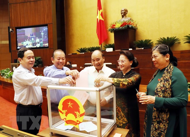 Bí thư Thành ủy Hà Nội Vương Đình Huệ và các đại biểu Quốc hội bỏ phiếu. (Ảnh: Doãn Tấn/TTXVN)