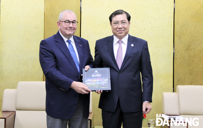 Chairman Tho (right) presenting a momento to Belgian Ambassador to Viet Nam Paul Jansen