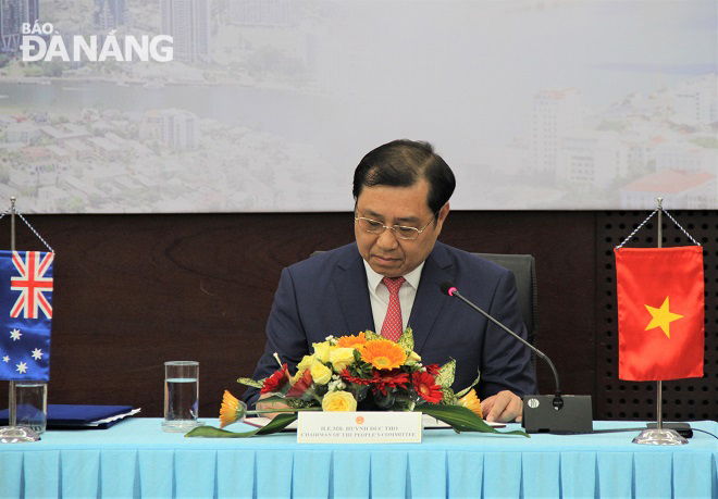 Da Nang People’s Committee Chairman Tho signing the MoU