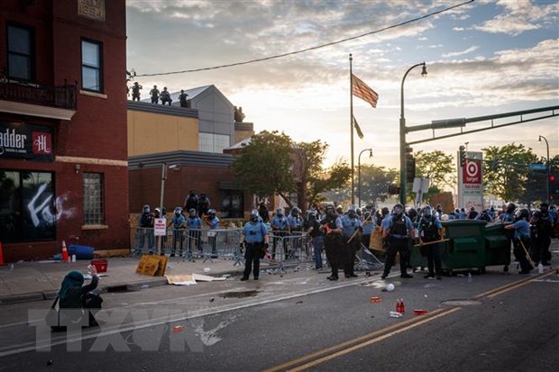 Cảnh sát được triển khai để giải tán người biểu tình trong cuộc tuần hành phản đối nạn phân biệt chủng tộc tại thành phố Minneapolis, Mỹ. (Ảnh: AFP-TTXVN)