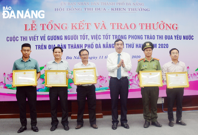 Phó Chủ tịch UBND thành phố Lê Trung Chinh trao bằng khen của Chủ tịch UBND thành phố cho 5 đơn vị. Ảnh: L.V.THƠM