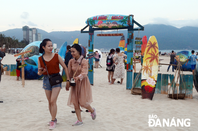 Nâng cao chất lượng dịch vụ du lịch để thu hút khách là nhiệm vụ trọng tâm của quận Sơn Trà. TRONG ẢNH: Du khách vui chơi tại sự kiện Điểm hẹn mùa hè 2019 tổ chức tại bãi biển Mỹ Khê. 	                Ảnh: THU HÀ