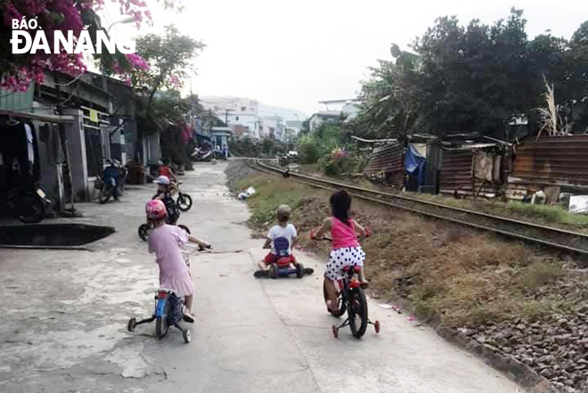 Trẻ em chơi bên đường sắt tại kiệt 16 Nguyễn Khuyến, phường Hòa Khánh Nam, quận Liên Chiểu (ảnh do người dân cung cấp).