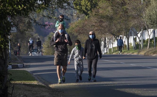  Người dân đeo khẩu trang phòng lây nhiễm COVID-19 tại Johannesburg, Nam Phi ngày 22/5/2020. Ảnh: THX/ TTXVN