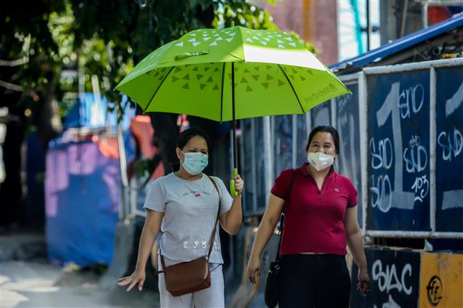  Người dân đeo khẩu trang phòng lây nhiễm COVID-19 tại Manila, Philippines, ngày 4/6/2020. Ảnh: THX/ TTXVN