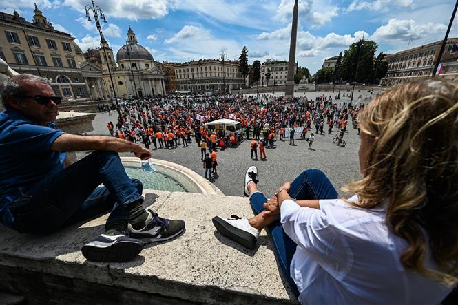  Người dân vui chơi tại quảng trường ở Rome, Italy, ngày 2/6/2020. Ảnh: AFP/TTXVN