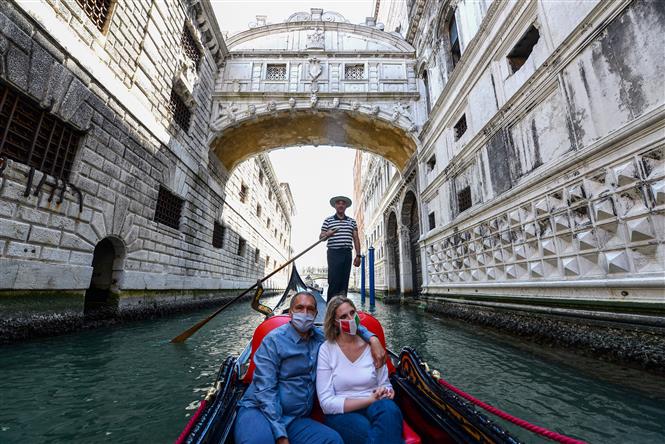  Người dân đi thuyền tại Venice, Italy, ngày 29/5/2020. Ảnh: AFP/TTXVN