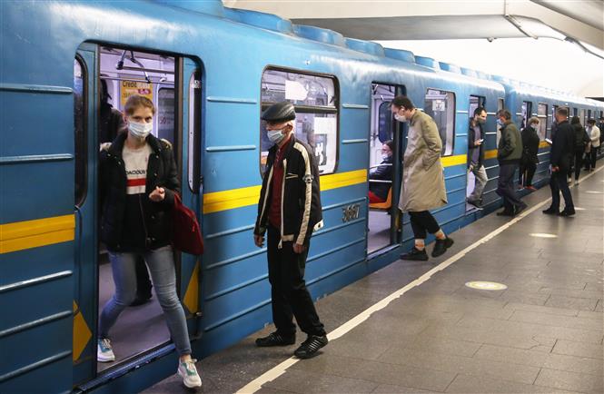  Người dân đeo khẩu trang phòng lây nhiễm COVID-19 khi đi tàu điện ngầm tại Kiev, Ukraine ngày 25/5/2020. Ảnh: THX/ TTXVN