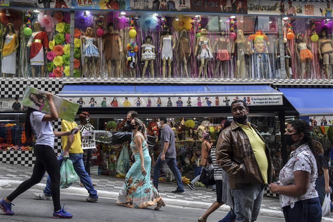 Người dân đổ xô đến một khu mua sắm sầm uất ở bang Sao Paulo, Brazil khi các cơ sở kinh doanh tại đây được phép mở cửa trở lại ngày 10/6/2020. Ảnh: AFP/TTXVN