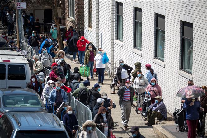  Người dân xếp hàng chờ nhận thực phẩm cứu trợ tại New York, Mỹ ngày 14/5/2020 trong bối cảnh dịch COVID-19 lan rộng. Ảnh: THX/TTXVN