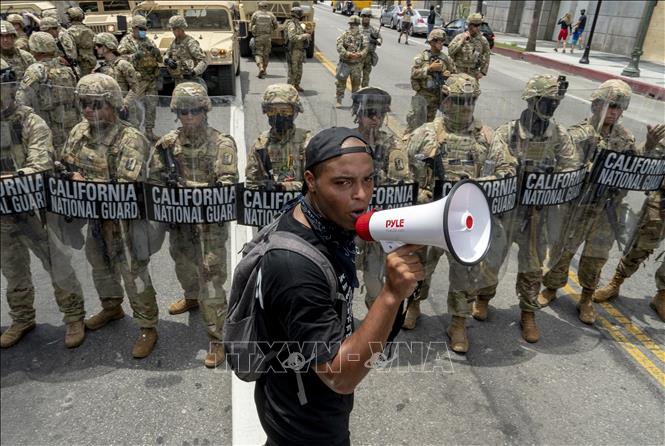 Lực lượng vệ binh quốc gia Mỹ được triển khai ngăn người biểu tình quá khích tuần hành phản đối hành vi bạo lực của cảnh sát dẫn đến cái chết của công dân da màu George Floyd, ở Los Angeles, California, ngày 2-6-2020. Ảnh: AFP/TTXVN