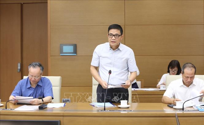 Cục trưởng Cục An toàn thực phẩm, Bộ Y tế Nguyễn Thanh Phong báo cáo tại cuộc họp. Ảnh: Văn Điệp/TTXVN