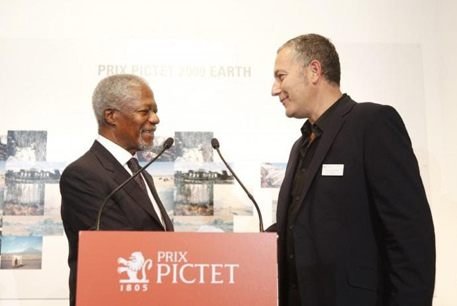 Kofi Annan, Chủ tịch danh dự của Prix Pictet, trao giải thưởng Prix Pictet cho nhiếp ảnh gia Nadav Kander.