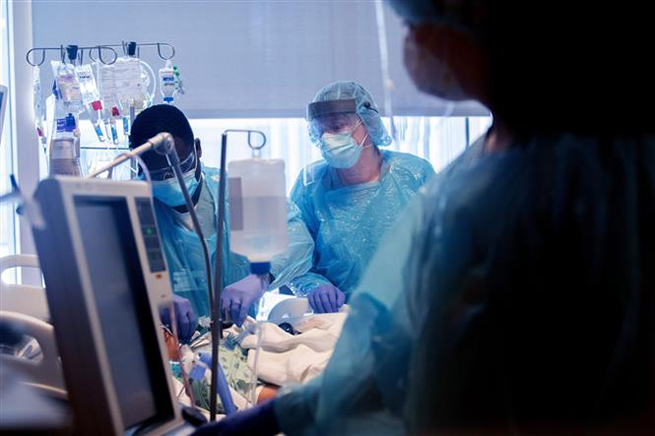  Nhân viên y tế chăm sóc bệnh nhân mắc Covid-19 sau ca ghép phổi tại bệnh viện Northwestern Memorial ở Chicago, Mỹ. Ảnh: AFP/TTXVN
