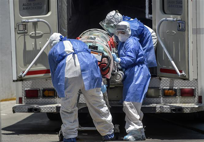  Chuyển bệnh nhân nhiễm Covid-19 tới bệnh viện ở Mexico City, Mexico, ngày 26-5-2020. Ảnh: AFP/TTXVN