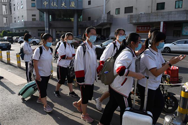  Học sinh cấp 3 sau khi tan học tại Bắc Kinh, Trung Quốc ngày 12-6-2020. Ảnh: AFP/TTXVN