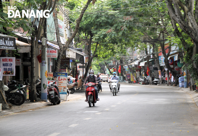 Tuyến đường Thái Thị Bôi (phường Chính Gián, quận Thanh Khê) sạch, đẹp nhờ người dân nói không với rải gạo, muối, vật cúng ra đường.  					              Ảnh: LAM PHƯƠNG