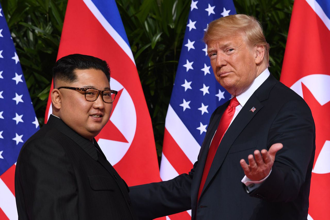 Nhà lãnh đạo Triều Tiên Kim Jong-un (trái) và Tổng thống Mỹ Donald Trump gặp gỡ tại Singapore ngày 12-6-2018. 				           Ảnh: AFP/Getty Images
