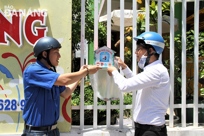 Bí thư Đoàn Thanh niên phường Phước Ninh Phạm Phú Vũ (bìa trái) cùng đoàn viên đi thu gom pin. Ảnh: LAM PHƯƠNG