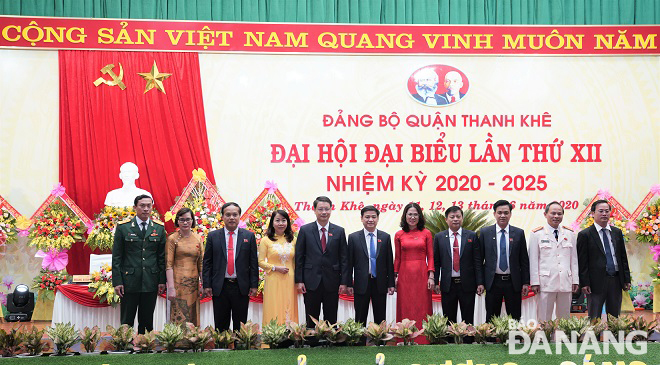 Ban Thường vụ Quận ủy nhiệm kỳ 2020-2025 ra mắt đại hội. Ảnh: L.P