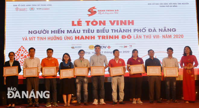 Individuals and groups receiving Certificates of Merit from the Central Committee of the Viet Nam Red Cross Society