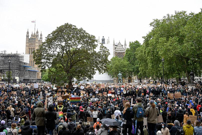 Người biểu tình tập trung tại Quảng trường Quốc hội ở London (Anh). Ảnh: AP