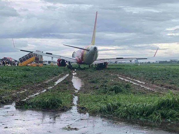 Vị trí máy bay Vietjet lao ra khỏi đường băng, tuy nhiên tàu bay và toàn bộ hành khách, tổ bay đều an toàn sau sự cố. (Ảnh: CTV/Vietnam+)