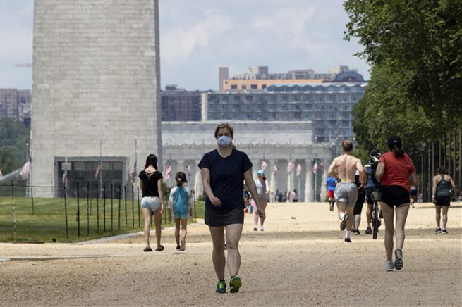   Người dân đeo khẩu trang phòng lây nhiễm Covid-19 tại Washington D.C., Mỹ ngày 23-5-2020. Ảnh: THX/ TTXVN