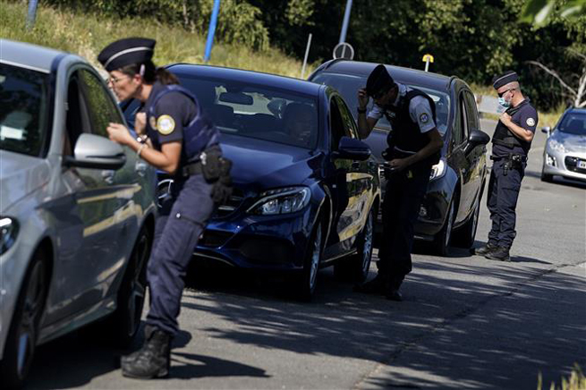   Cảnh sát Pháp kiểm tra tại trạm kiểm soát ở khu vực biên giới Pháp và Bỉ , ngày 30-5-2020. Ảnh: AFP/TTXVN