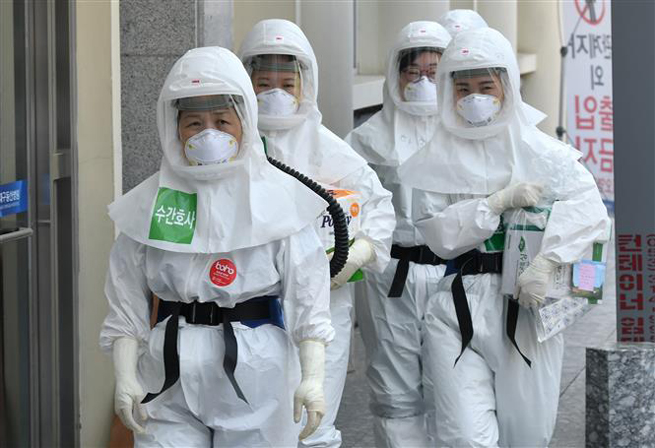   Nhân viên y tế làm nhiệm vụ tại một bệnh viện ở Daegu, Hàn Quốc ngày 29-4-2020. Ảnh: AFP/TTXVN