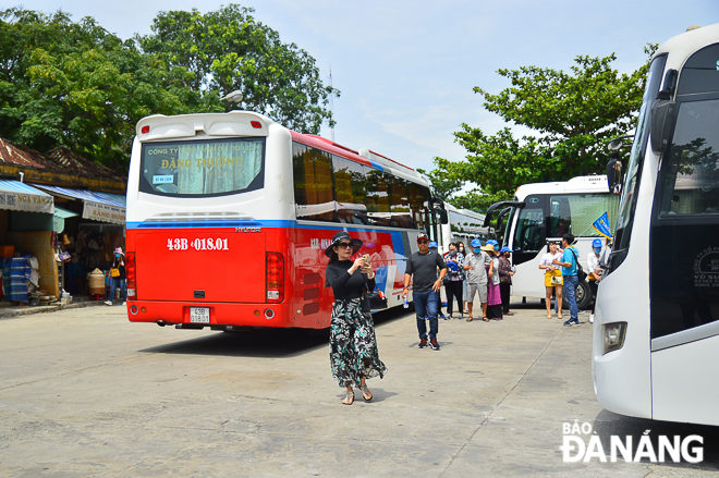 Tourist coaches carrying a large number of domestic visitors to the Marble Mountains every day.