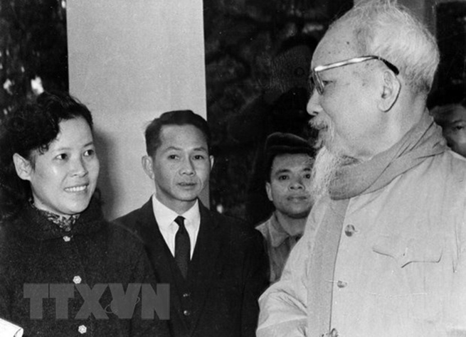 Chủ tịch Hồ Chí Minh dặn dò nữ phóng viên Tuệ Oanh của Việt Nam Thông tấn xã về cách viết tin trong dịp đưa tin cuộc bầu cử Quốc hội khóa III - ngày 26-4-1964. (Ảnh: Tư liệu TTXVN)