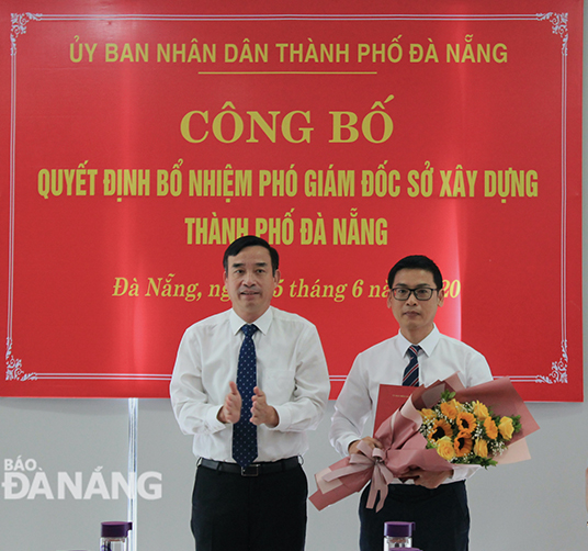 Phó Chủ tịch UBND thành phố Lê Trung Chinh (bên trái) trao Quyết định bổ nhiệm Tiến sỹ Phùng Phú Phong giữ chức vụ Phó Giám đốc Sở xây dựng. Ảnh KHANG NINH
