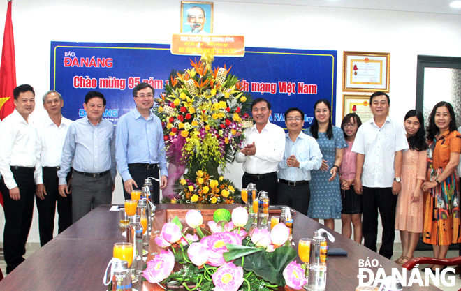 Phó Trưởng ban Tuyên giáo Trung ương Bùi Trường Giang (thứ 4, trái sang) tặng hoa, chúc mừng Báo Đà Nẵng nhân kỷ niệm 95 năm Ngày Báo chí  Cách mạng Việt Nam. Ảnh: TRỌNG HÙNG