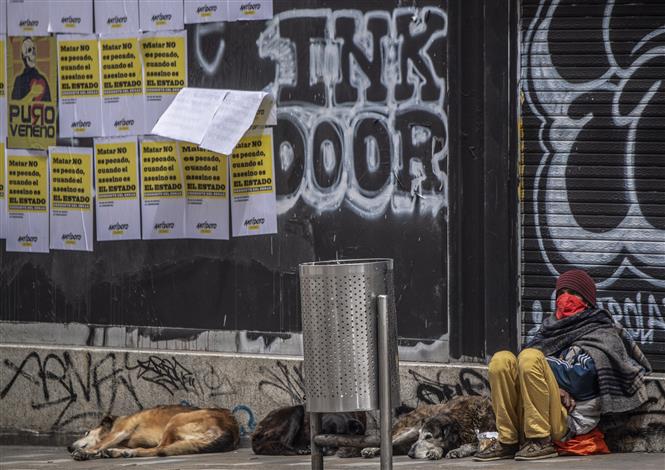 Người vô gia cư trên một đường phố ở Bogota, Colombia, ngày 8-6-2020. Ảnh: AFP-TTXVN