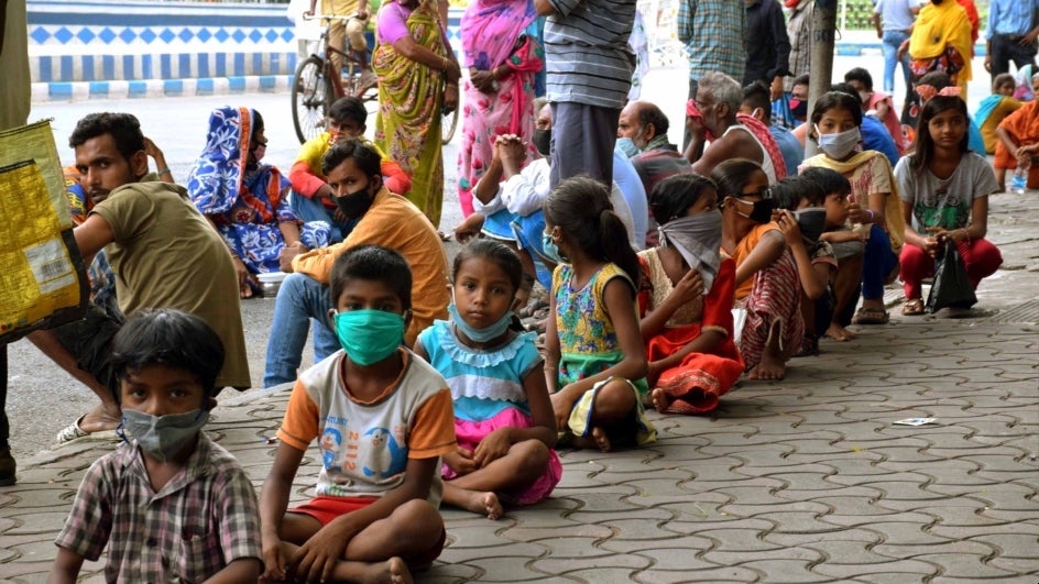 Trẻ em Ấn Độ chờ nhận thức ăn miễn phí ở Kolkata ngày 10-5-2020. Ảnh: IANS