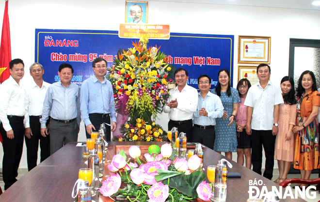 Deputy Head of the Party Central Committee's Commission for Publicity and Education Bui Truong Giang (4th left) and DA NANG Newspaper’s leaders and managers