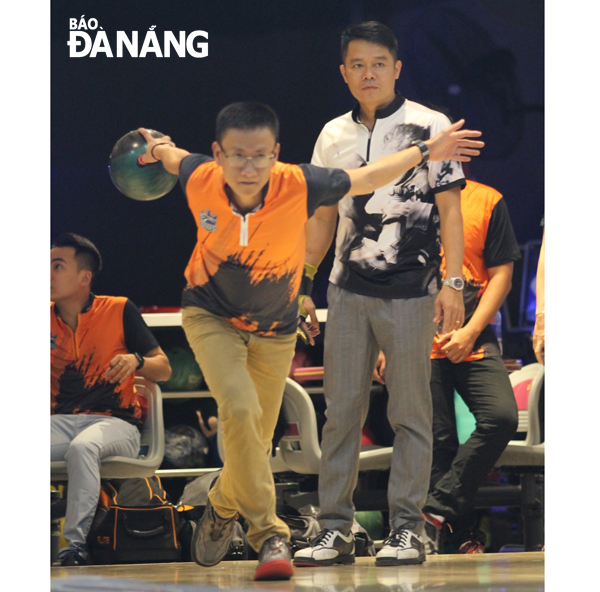 Local talented bowling athletes Pham Hoang Phuc (in orange and black) and Nguyen Tan Chau (in white and black)