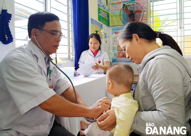 Khám sàng lọc trước khi tiêm chủng cho trẻ tại Trạm Y tế phường Hòa Quý, quận Ngũ Hành Sơn. Ảnh: PHAN CHUNG