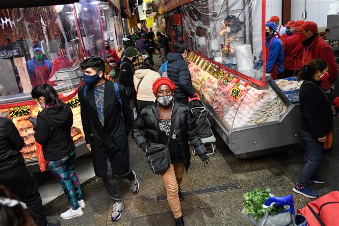  Người dân đeo khẩu trang phòng lây nhiễm COVID-19 tại Santiago, Chile, ngày 28/5/2020. Ảnh: THX/TTXVN