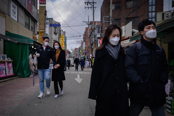 Người dân đeo khẩu trang phòng dịch COVID-19 tại Seoul, Hàn Quốc ngày 22/4/2020. Ảnh: AFP/TTXVN