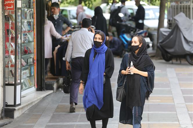  Người dân đeo khẩu trang phòng dịch COVID-19 tại Tehran, Iran ngày 2/6/2020. Ảnh: AFP/TTXVN