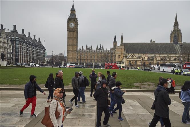  Khách du lịch tại thủ đô London, Anh. Ảnh: AFP/TTXVN