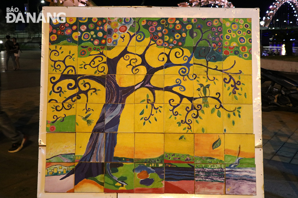Tác phẩm “Cây sự sống và hy vọng” của tác giả Patty Owyang, một nghệ sĩ đến từ Mỹ. “Bức tranh này như bệnh nhân, như gia đình, như tình nguyện viên, bạn bè mới từ khắp nơi trên thế giới, tạo ra sự cộng tác của sức mạnh và sự gần gũi”, nghệ sĩ Patty Owyang cho hay. Ảnh: VĂN HOÀNG