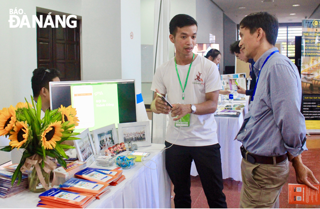 The introduction of startup products to visitors at the 4th International Startup Conference and Exhibition in Da Nang - SURF 2019