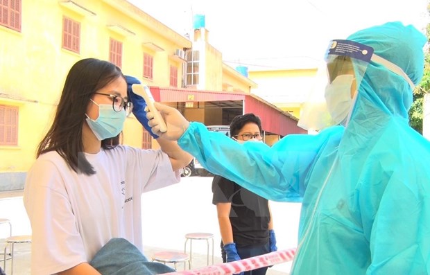 Checking body temperature for Vietnamese citizens (Source: VNA)