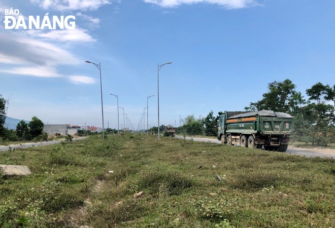 Tuyến đường Nguyễn Tất Thành nối dài vẫn chưa được đầu tư trồng hoa, cây cảnh.Ảnh: N.V